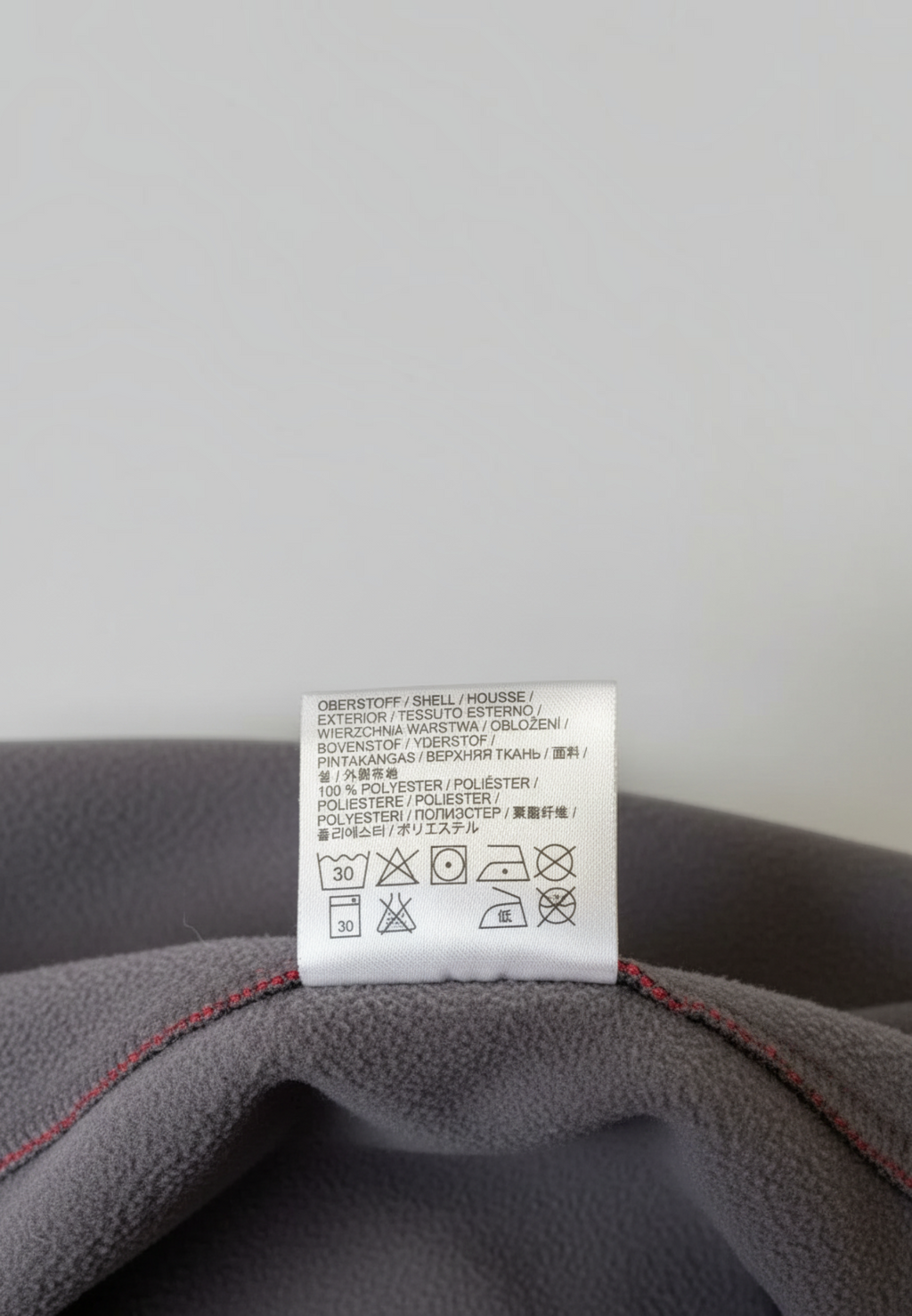 Daily Deals Outlet Jack Wolfskin fleece jacket care label showing 100% polyester material and washing instructions