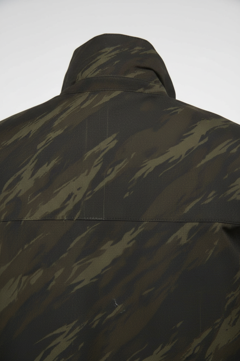 Daily Deals Outlet Nike hunting jacket in green and grey camouflage pattern, back view of the collar and shoulders.